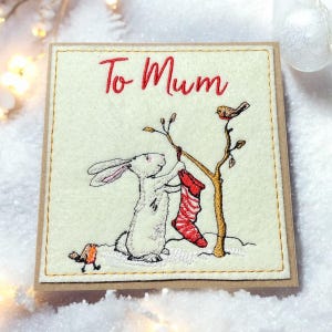 Een handgemaakte kerstwenskaart voor mama.  Geborduurd konijntje 'Hoge verwachtingen voor kerst'