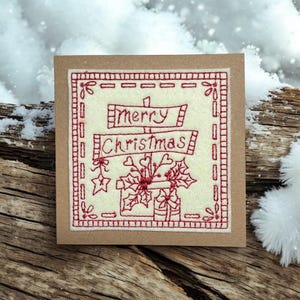 Tarjeta navideña bordada estilo tienda de campo - Saludo navideño con paquetes - Tarjeta Kraft primitiva de granja - 5” x 5” NUEVO PARA 2025