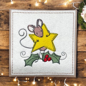 Une carte de Noël faite main avec des souris coquines. Broderie, souris coquine avec une étoile de Noël