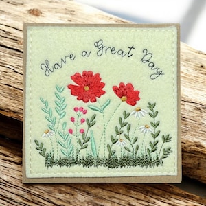 Belle carte de voeux faite main avec fleurs des prés sauvages brodées. Passez une bonne journée. Parfait à encadrer et à garder pour toujours.