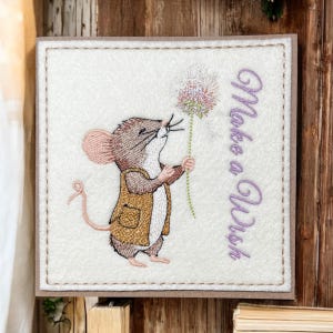 Premium Handgefertigte Gestickte Grußkarte Kleine Maus mit Pusteblume “Make a Wish”. Aus Filz gestickt und auf Bastelkarte aufgezogen