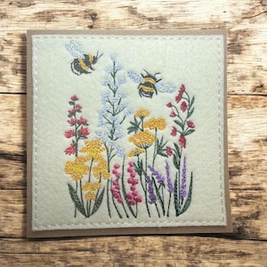 Lindo cartão de felicitações feito à mão com um prado bordado de abelhas, flores silvestres e design de abelhas. Perfeito para emoldurar e guardar para sempre.