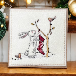 a* Eine handgemachte Weihnachtsgruss-Karte. Stickdatei, Hase “High hopes for Christmas”
