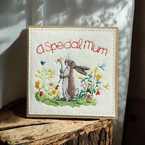 Moederdagkaart: handgemaakte geborduurde wenskaart. Perfect voor Moederdag of verjaardag