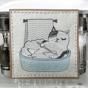 Notre carte de voeux faite main avec un chat brodé se baignant dans un bain de bulles. « Parfaitement choyé » Idéal à encadrer et à garder pour toujours.