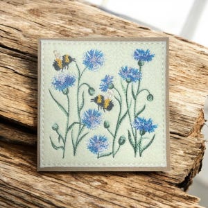 Lindo cartão de felicitações feito à mão com design bordado de abelhas e flores de milho. Perfeito para emoldurar e guardar para sempre.