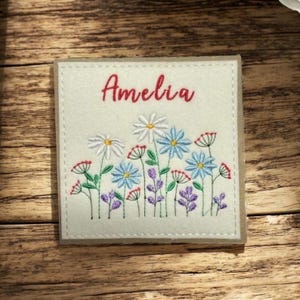 Tarjeta de felicitación personalizada hecha a mano. Bordada con bonitas flores silvestres