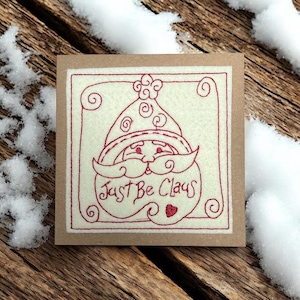 Tarjeta navideña bordada estilo tienda de campo - Papá Noel - Tarjeta Kraft rústica de granja - 5” x 5” (NUEVO PARA 2025)