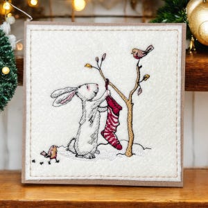 a* Eine handgemachte Weihnachtsgruss-Karte. Stickdatei, Hase “High hopes for Christmas”