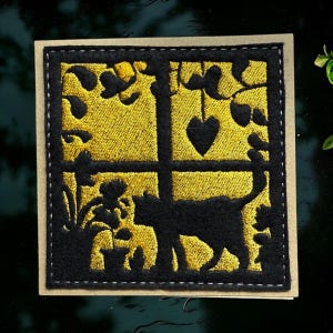 Carte de voeux faite main artisanale avec oeuvre d'art brodée « Silhouette de carbone sur le rebord de la fenêtre ». Idéal à encadrer et à conserver pour toujours.