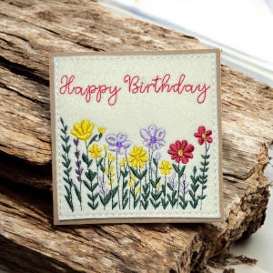 Belle carte de voeux faite main. Carte d'anniversaire florale brodée. No1001