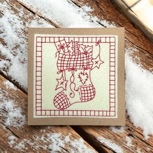 Tarjeta navideña bordada estilo tienda de campo - Calcetín navideño con regalos - Tarjeta Kraft primitiva de granja - 5” x 5” NUEVO PARA 2025