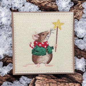Handgemaakte premium geborduurde kerstkaart. Zeer gedetailleerde geborduurde Mortimer-muis met een kerstwensstaf.  Perfect om in te lijsten