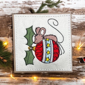 Un biglietto di Natale fatto a mano. Ricamo, collezione "Cheeky Christmas Mice"