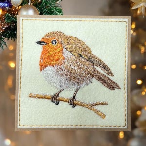 a* Ręcznie robiona haftowana kartka świąteczna. Bardzo szczegółowy haftowany rudzik siedzący na gałęzi. „Seasons Greetings” idealne do oprawienia