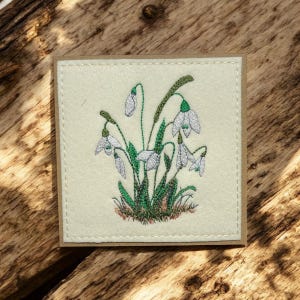 Belle carte de voeux faite main avec perce-neige de prairie sauvage brodés.  Idéal à encadrer et à conserver pour toujours. Pas seulement une carte.