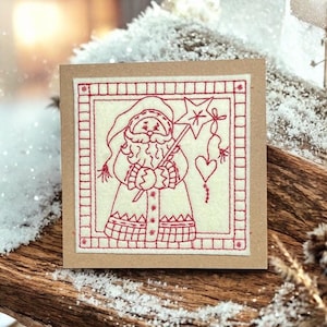 Tarjeta navideña bordada estilo tienda de campo - Papá Noel - Tarjeta Kraft rústica de granja - 5” x 5” (NUEVO PARA 2025)