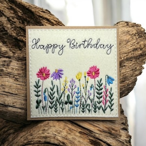 Belle carte de voeux faite main. Carte d'anniversaire florale brodée. No1002