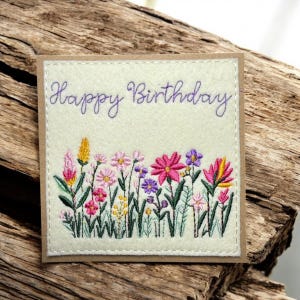 Cartão de felicitações feito à mão. Cartão de aniversário com bordado floral. Nº 1003