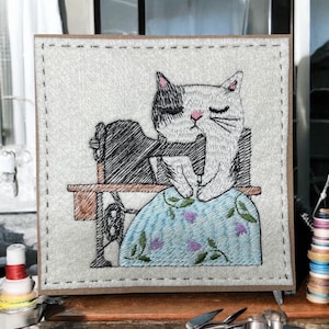 Notre carte de voeux faite main avec un chat brodé sur une machine à coudre. « ronronnement de points parfaits » Idéal à encadrer et à conserver pour toujours.