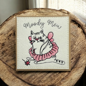 Notre carte de voeux faite main avec un chat brodé dans un tutu. « Moody Mew » Idéal à encadrer et à conserver pour toujours.