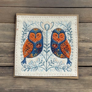 Preciosa tarjeta de felicitación bordada a mano de nuestra colección Yorkshire Dales FolkArt. Incluye dos búhos. 12,7 x 12,7 cm.