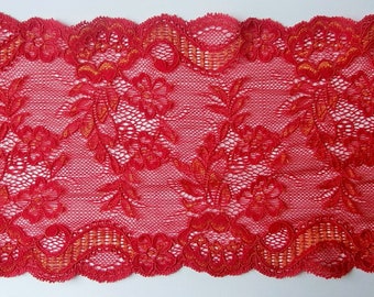 D 10 - Dentelle fleurie rouge, une touche de jaune, 15 cm.