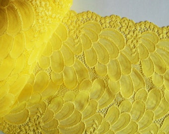 D 72 - Très large dentelle jaune vif, 22 cm.