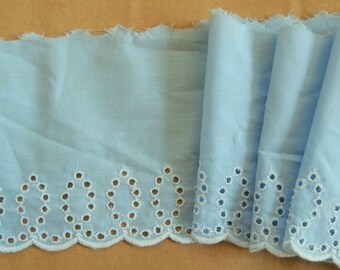 Broderie anglaise, blanc sur fond bleu clair