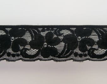 D 99 - Dentelle fleurie noire, élastique.