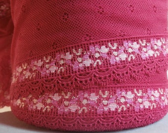 D 40 - Dentelle fleurie, rose fuchsia, 20 cm.