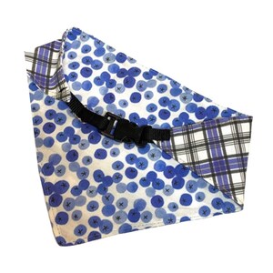 Pañuelo reversible para perro con estampado de arándanos y cuadros de Maine imagen 3