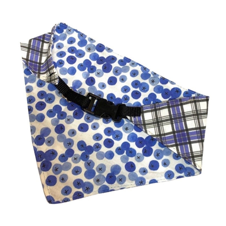 Pañuelo reversible para perro con estampado de arándanos y cuadros de Maine imagen 3