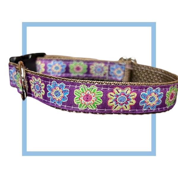 Collar, arnés o correa para perro con margaritas moradas y hebilla grabada personalizada