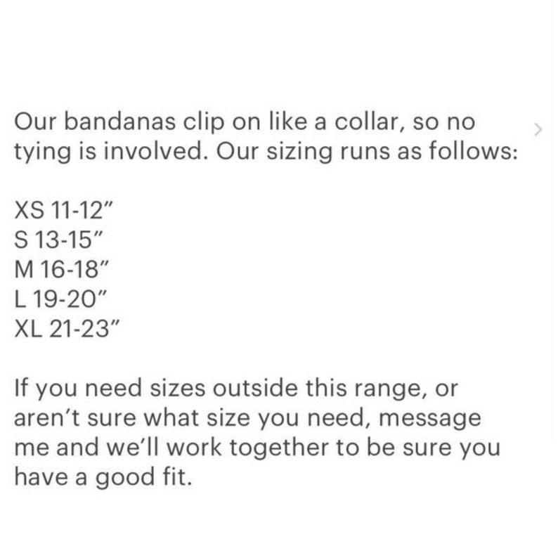 Puede incluir: Texto sobre fondo blanco que detalla las tallas de bandana: XS 28-30cm, S 33-38cm, M 41-46cm, L 48-51cm, XL 53-58cm. Las bandanas se enganchan como un collar. Contacta para tallas fuera de este rango.