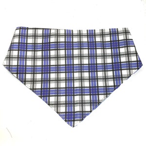 Puede incluir: Un juego de tres tazas de cer&aacute;mica con un esmalte moteado de color crema. Cada taza presenta un dise&ntilde;o pintado a mano diferente: una hoja azul y verde, una flor amarilla y naranja y una baya roja y rosa. Las tazas tienen un dise&ntilde;o simple y moderno.