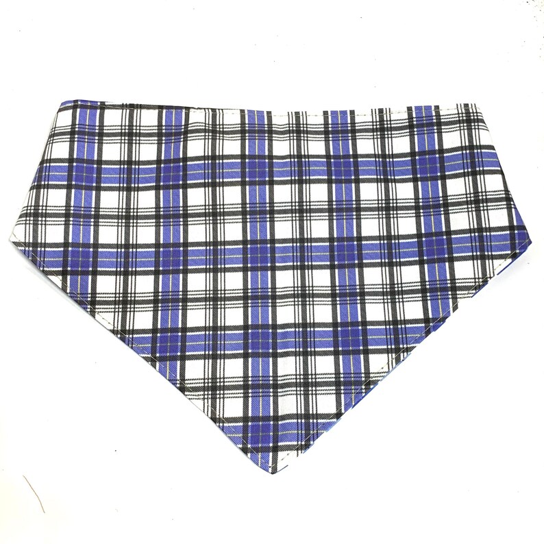 Puede incluir: Un juego de tres tazas de cer&aacute;mica con un esmalte moteado de color crema. Cada taza presenta un dise&ntilde;o pintado a mano diferente: una hoja azul y verde, una flor amarilla y naranja y una baya roja y rosa. Las tazas tienen un dise&ntilde;o simple y moderno.