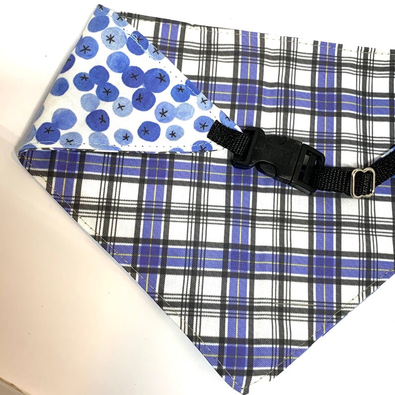 Pañuelo reversible para perro con estampado de arándanos y cuadros de Maine imagen 8