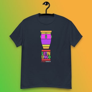 Puede incluir: Camiseta azul marino con un diseño gráfico colorido de un tambor conga y el texto "LATIN LINGO" y "congas bonkers!". El diseño incluye acentos morados, amarillos, naranjas y verdes. La camiseta está colgada de una percha negra.