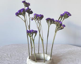 Jarrón de cerámica blanca con forma de donut y tallos - Anillo de ikebana de gres para arreglos florales secos de 8 tallos