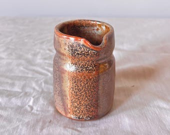 Jarra de cerámica para leche: Lechera de gres gris rojizo mate y cobre