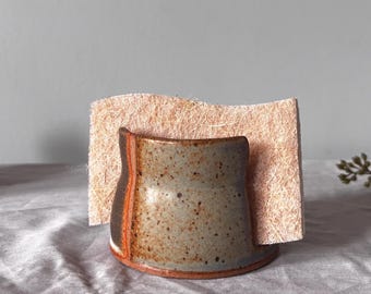 Plato para esponjas de cerámica color canela y azul claro con raya naranja: Soporte para esponjas de gres