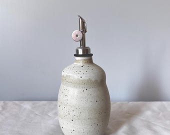 Aceitera de cerámica blanca mate: Jarra de gres para aceite de oliva con pico vertedor
