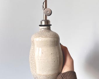 Aceitera de gres – Jarra de cerámica bígaro moteada, cáscara de huevo brillante