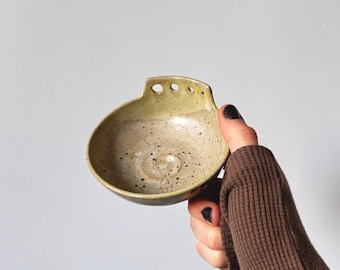 Decapante de hierbas de cerámica amarilla y tostada