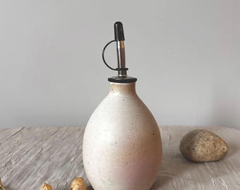 Aceitera de gres blanco con atrapasueños de carbón rosa ruborizado: Aceitera de cerámica hecha a mano