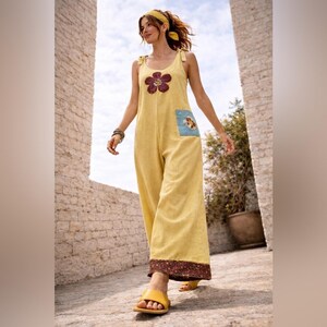 Tuta in lino stile boho color giallo senape, salopette a gamba larga con applicazioni floreali fatte a mano, tutina oversize biologica, completo hippie artigianale vestibilità comoda S/M