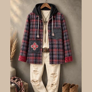 Herwerkte hoodie met ruitjespatroon, maat L/XL, oversized jas met bloemenpatchwork, jas van gerecycled katoen, boho streetwear top met fluwelen manchetten, uniek exemplaar.