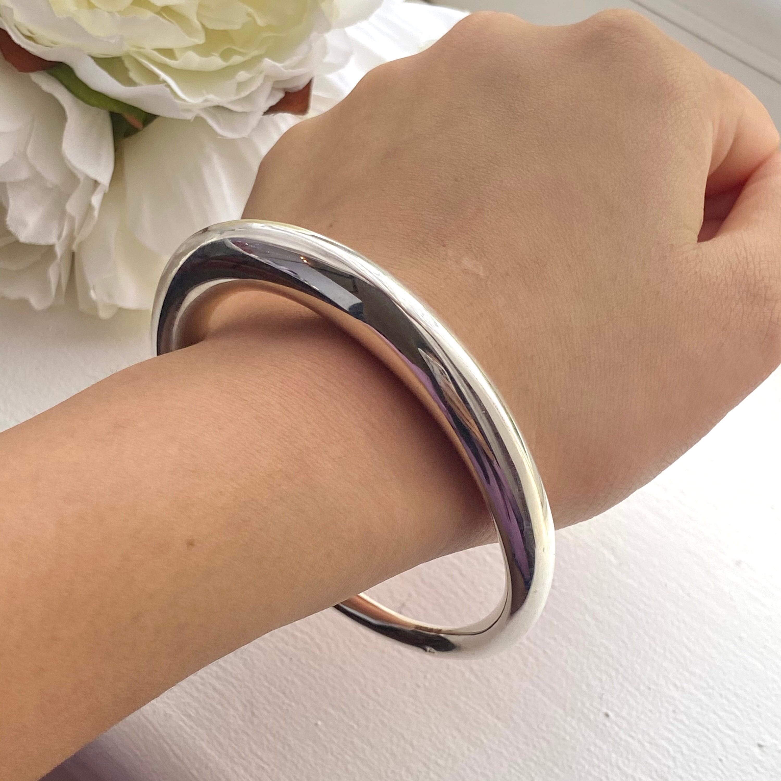 Silver Round Bangle With a Graduated Tapered Design - Etsy