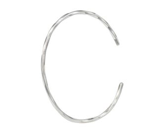 Brazalete de plata de ley con un toque delicado